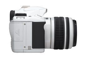 Pentax K-x 12.4 MP Digital SLR with 2.7-inch LCD and 18-55mm f/3.5-5.6 AL Lens (White) N2