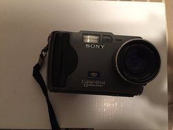 Sony DSC-S30 Cyber-shot 1.2MP Digital Camera with 3x Optical Zoom N2