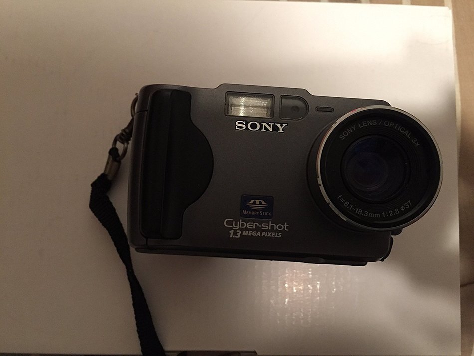 Sony DSC-S30 Cyber-shot 1.2MP Digital Camera with 3x Optical Zoom N2