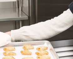 Aluminum Foil Pie Tins, 25 Extra Deep Pans, 5 Inches Diameter, from Baker's Mark, Includes One Oven Sleeve Arm... N22