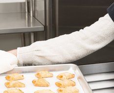Aluminum Foil Pie Tins, 25 Extra Deep Pans, 5 Inches Diameter, from Baker's Mark, Includes One Oven Sleeve Arm... N49