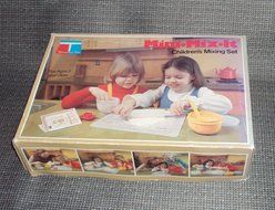 Vintage Tupperware Mini Mix It Mixing Bowl Baking Set for Chlldren N2