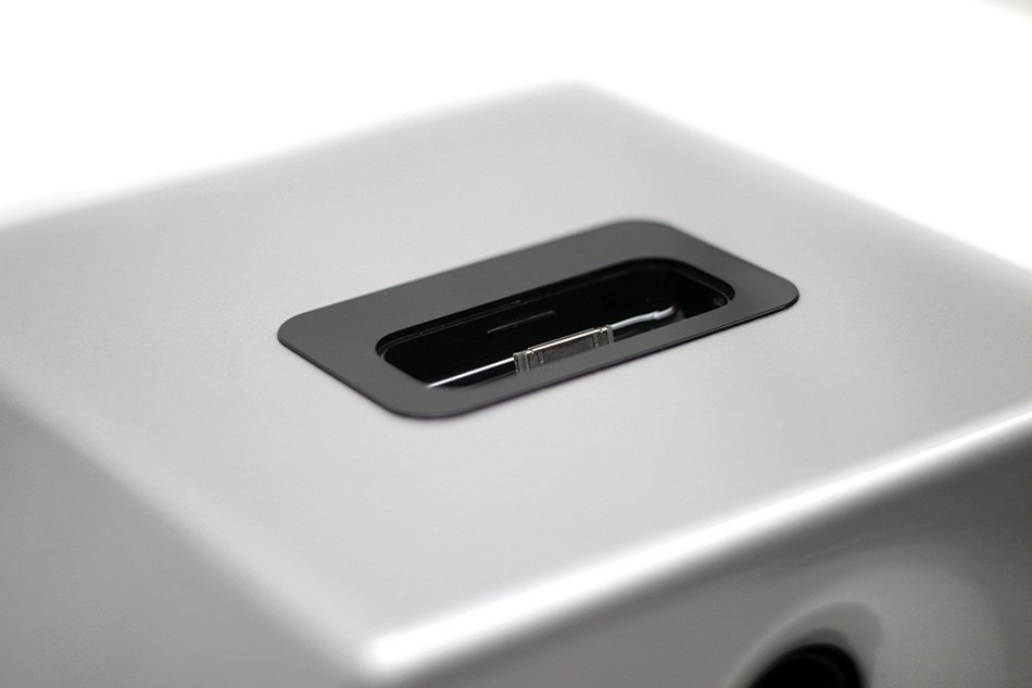 Earthquake Sound IQ52S iPod Docking Speaker System (Silver Piano Gloss, Pair) N9