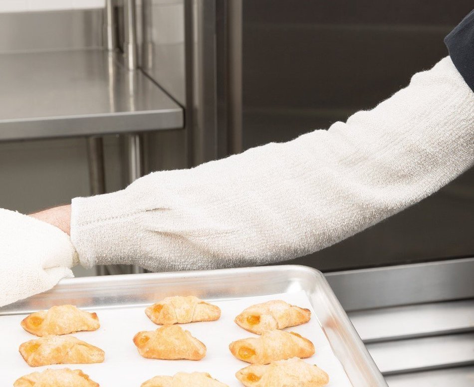 Aluminum Foil Pie Tins, 25 Extra Deep Pans, 5 Inches Diameter, from Baker's Mark, Includes One Oven Sleeve Arm... N22