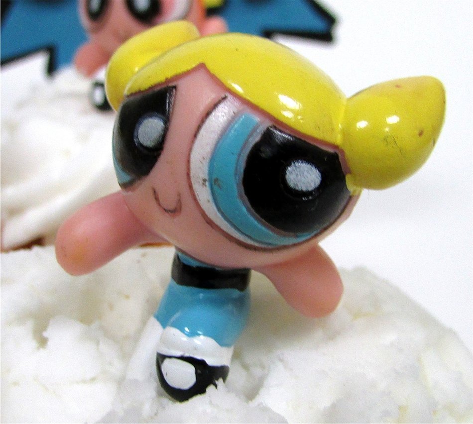 POWERPUFF GIRLS 8 Piece Birthday CUPCAKE Topper Set Featuring Powerpuff Girls Figures and Decorative Themed Accessories... N9