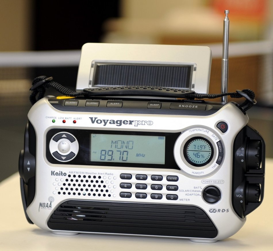 Kaito KA600 Silver Solar/Crank AM/FM/SW NOAA Weather Radio, BONUS AC adapter/charger, Bonus Reel Antenna, 5-LED... N2