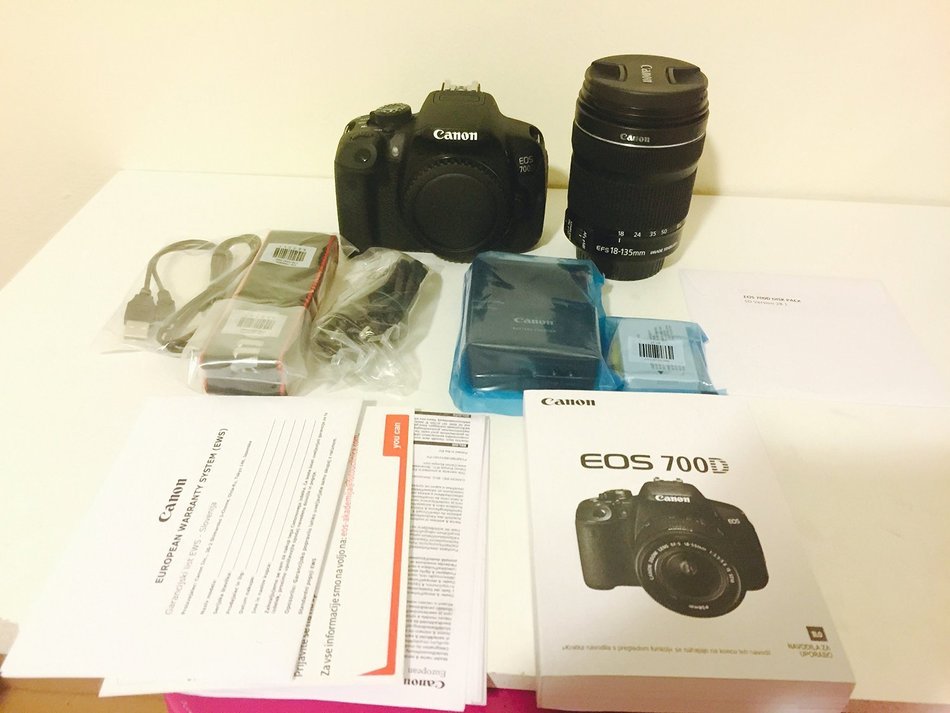 Canon EOS 700D + EF-S 18-55mm 3.5-5.6 IS STM - International Version (No Warranty) N11