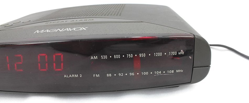 Magnavox AJ3240/17 AM/FM Clock Radio (Discontinued by Manufacturer) N9