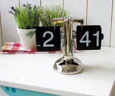 AGPtek&reg; Retro Auto Flip Single Stand Metal Desk Table Clock N5
