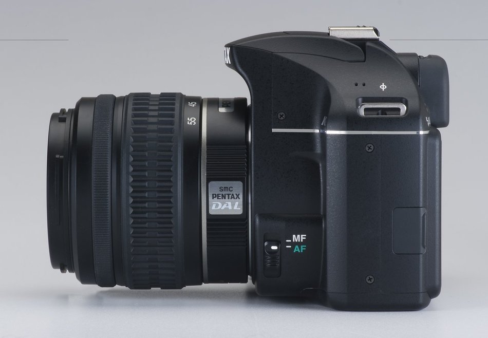 Pentax K-x Digital SLR with 2.7-inch LCD and 18-55mm f/3.5-5.6 AL Lens (Black) (Discontinued by Manufacturer) N4