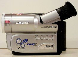 Samsung SCW71 Hi8 Camcorder with 22x Optical Zoom and Black/White Viewfinder (Discontinued by Manufacturer) N4