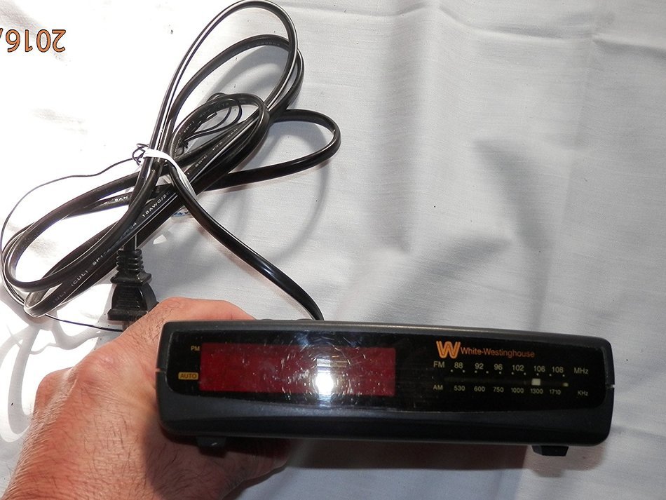 White-Westinghouse Radio Clock Model WCR-15313