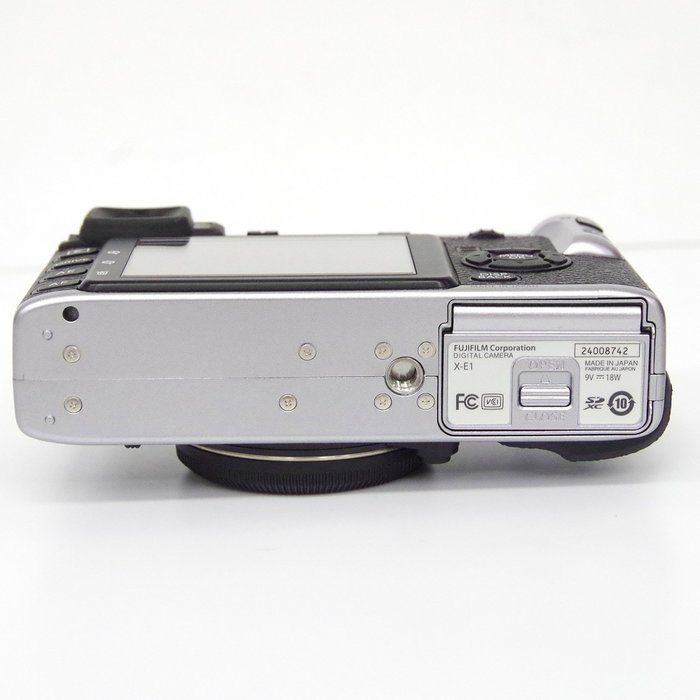 Fujifilm X-E1 16.3 MP Compact System Digital Camera with 2.8-Inch LCD and 18-55mm Lens (Silver) (OLD MODEL) N5