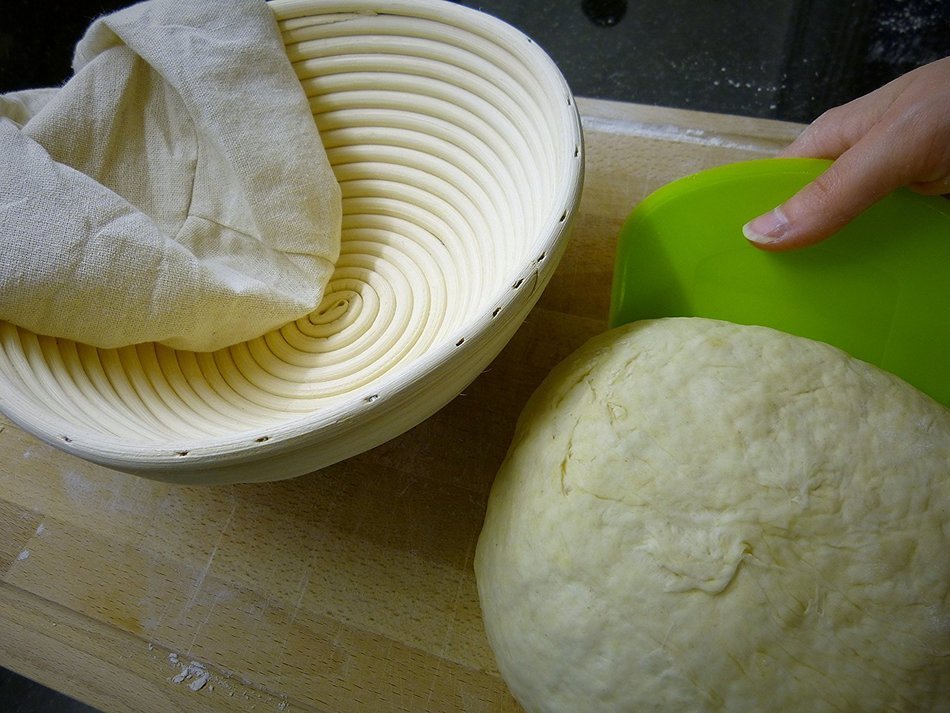 Banneton Proofing Basket Set (4 pieces) - Premium 8.5 Inch Round Bread Proofing Brotform, Dough Scraper, Linen... N6