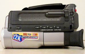 Samsung SCW71 Hi8 Camcorder with 22x Optical Zoom and Black/White Viewfinder (Discontinued by Manufacturer) N7