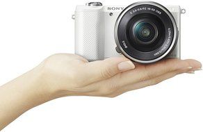 Sony A5000 ILCE5000LW.CEC Appareil photo num&eacute;rique hybride 20,1 Mpix Zoom optique 3x Blanc + Objectif 16-50 mm... N10