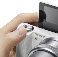 Sony A5000 ILCE5000LW.CEC Appareil photo num&eacute;rique hybride 20,1 Mpix Zoom optique 3x Blanc + Objectif 16-50 mm... N16