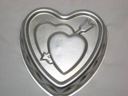 Vintage Wear-Ever Double Heart &amp; Arrow 4 1/2 Cup 8 1/2 x 8&quot; Cake Pan N3