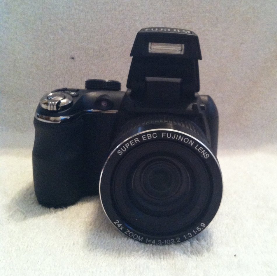 FujiFilm FinePix S3280 14MP Digital Camera N2