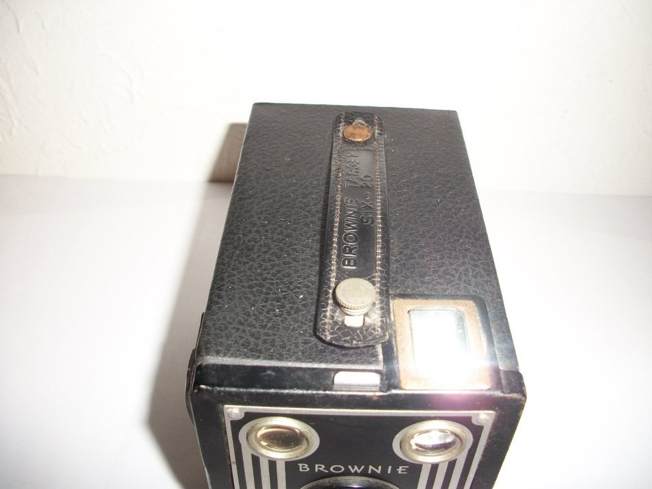 Vintage Kodak Brownie Target Six-20 Box Camera N6