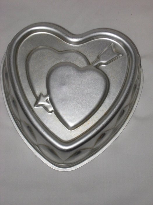 Vintage Wear-Ever Double Heart & Arrow 4 1/2 Cup 8 1/2 x 8" Cake Pan N2