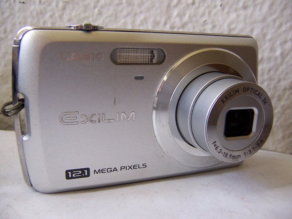 Casio EXILIM ZOOM EX-Z35 12.1 MP Digital Camera Silver