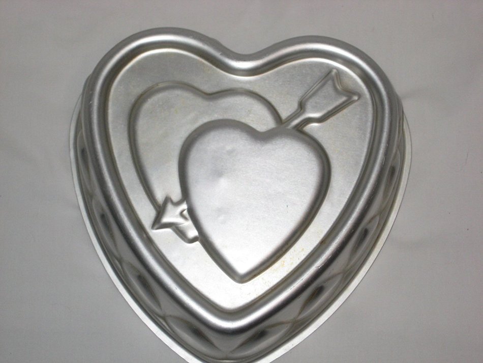 Vintage Wear-Ever Double Heart & Arrow 4 1/2 Cup 8 1/2 x 8" Cake Pan N3