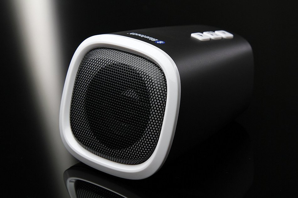 Wireless BlueTooth Speaker, Hands Free Talking Compatible 1 Micro USB & 3.5mm Audio Cable SDIGITAL . N5