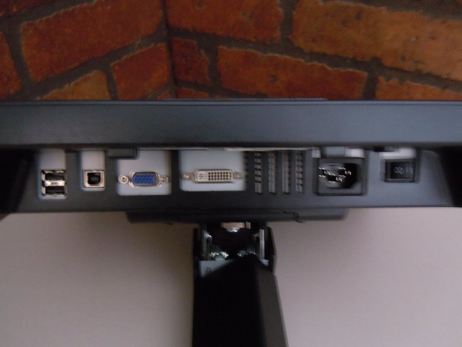 17" HP L1755 DVI Swivel/Pivot LCD Monitor w/USB Hub (Black) N4