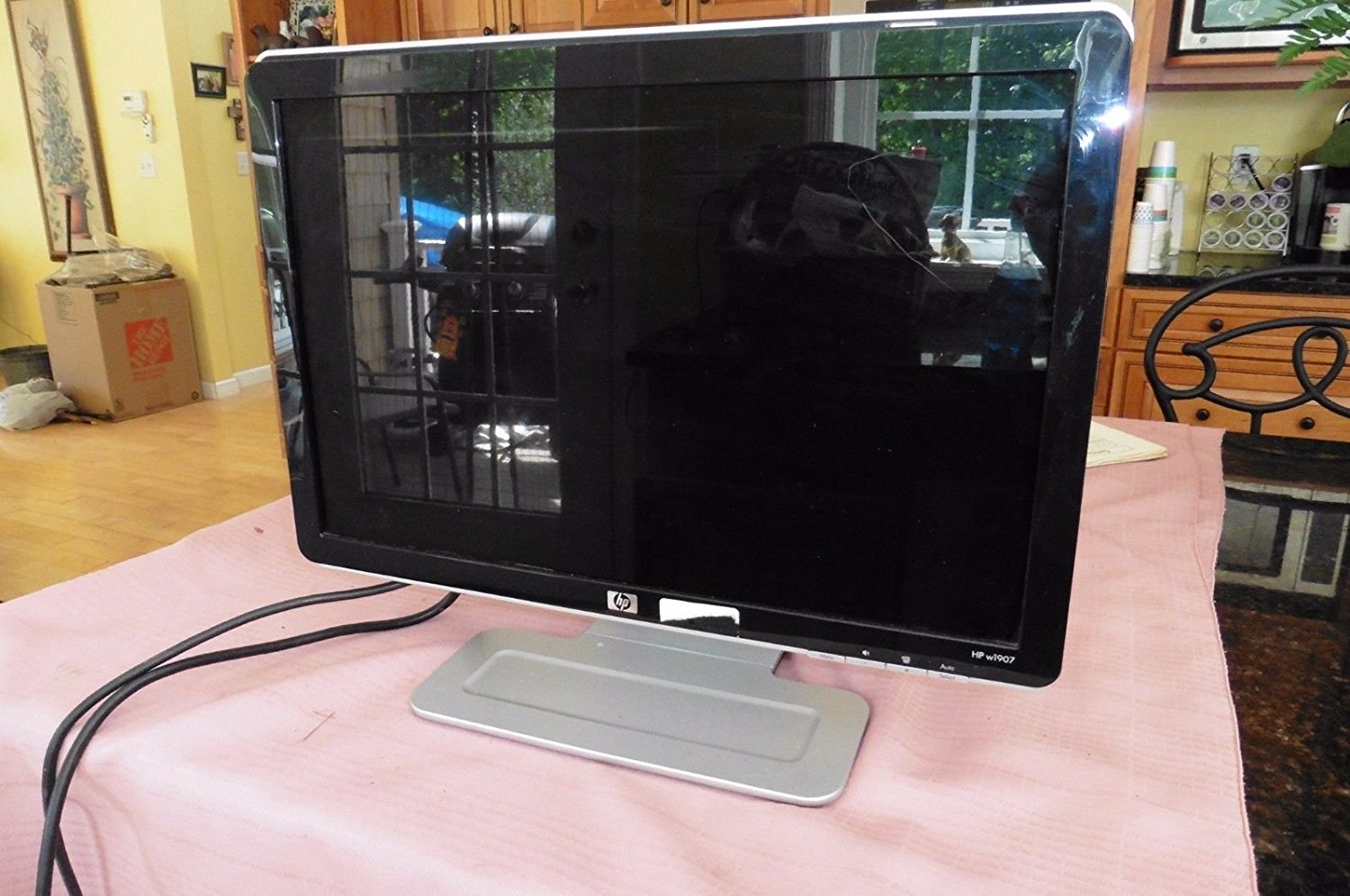 HP Hewlett Packard 19" LCD color monitor model w1907 built in speakers