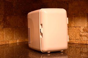 Uber Appliance UB-KH1 Uber Kuhl Electric Personal and Portable 4 Liter/6 can Mini fridge cooler and warmer AC/... N5
