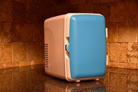 Uber Appliance UB-KH1 Uber Kuhl Electric Personal and Portable 4 Liter/6 can Mini fridge cooler and warmer AC/... N12