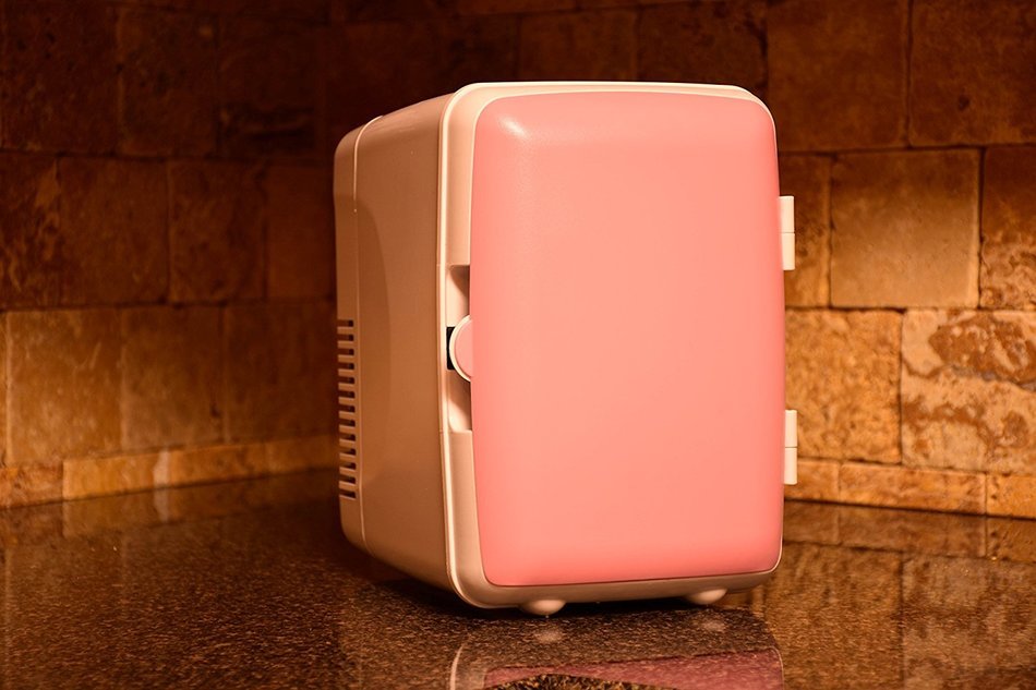 Uber Appliance UB-KH1 Uber Kuhl Electric Personal and Portable 4 Liter/6 can Mini fridge cooler and warmer AC/... N11