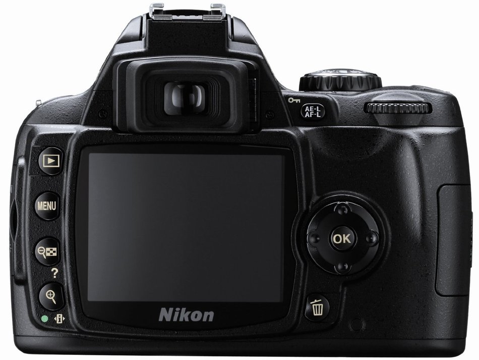 Nikon D40 6.1MP Digital SLR Camera Kit with 18-55mm f/3.5-5.6G ED II Auto Focus-S DX Zoom-Nikkor Lens N6