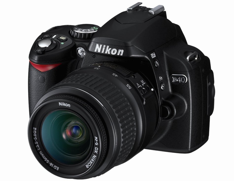 Nikon D40 6.1MP Digital SLR Camera Kit with 18-55mm f/3.5-5.6G ED II Auto Focus-S DX Zoom-Nikkor Lens N7