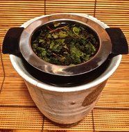 Wing-Tipped Stainless Steel Tea Strainer with Cover N6