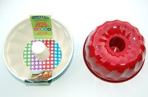 casaWare Ceramic Coated NonStick 9-Inch Fluted Cake Pan (Cream/Red) N2