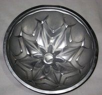Vintage Wear-Ever Silver Tone Floral Dome 8 x 5 Inch Cake Pan Jell-O Mold N2