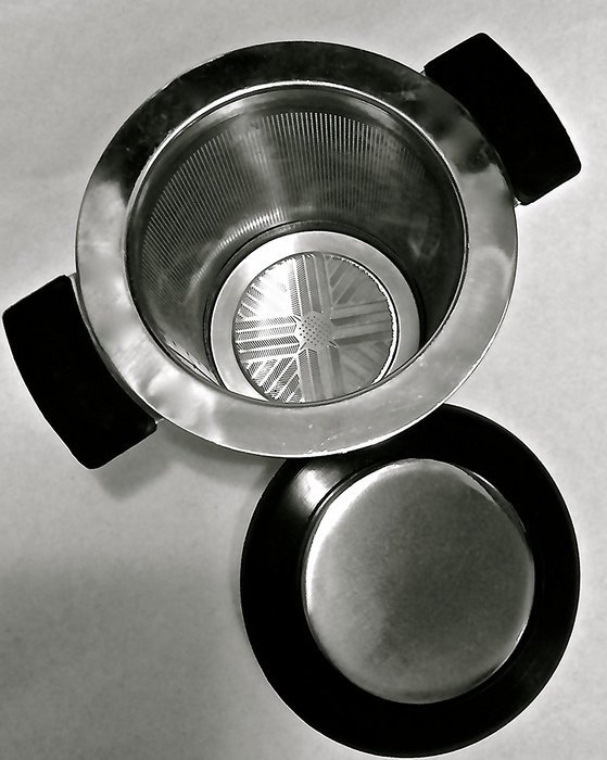 Wing-Tipped Stainless Steel Tea Strainer with Cover N4