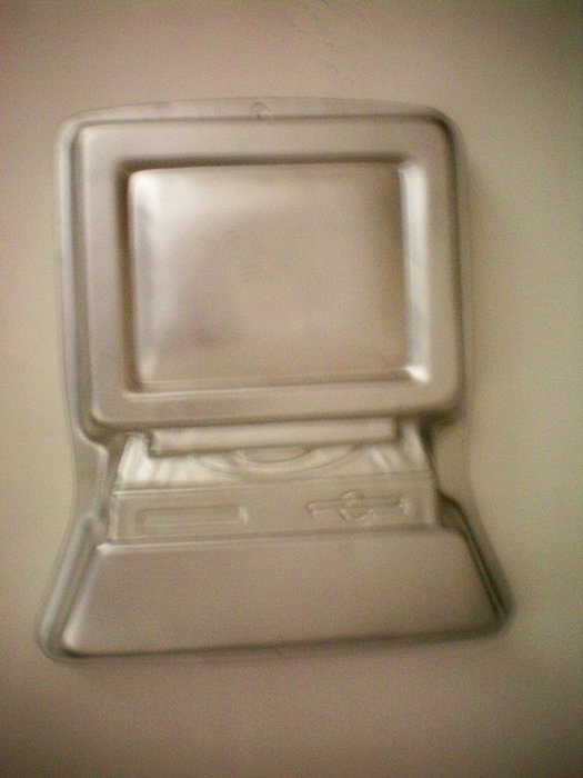 Wilton Computer Cake Pan w/ Instructions -- Happy Birthday Cake Pan -- Fishy Festivities Aquarium