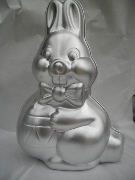 Wilton Cake Pan: 3D Holiday Bunny (502-3452, 1984)