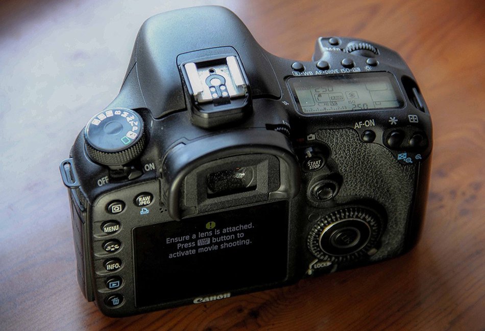 Canon EOS 7D 18 MP CMOS Digital SLR Camera with 3-inch LCD N2