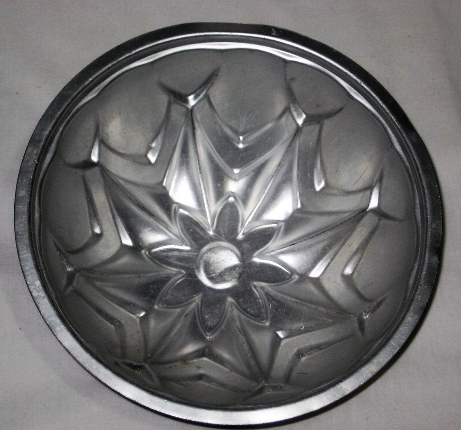 Vintage Wear-Ever Silver Tone Floral Dome 8 x 5 Inch Cake Pan Jell-O Mold N2