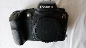 Canon EOS D30 3MP Digital SLR Camera (Body Only) N2