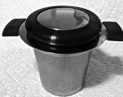 Wing-Tipped Stainless Steel Tea Strainer with Cover N8