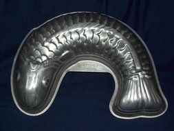 VINTAGE MIRRO ALUMINUM CURVED FISH MOLD #725
