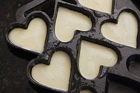 Cast Iron Heart Shaped Cake Pan - 9 x 7.5 Inch N2