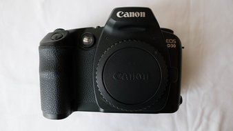 Canon EOS D30 3MP Digital SLR Camera (Body Only) N3
