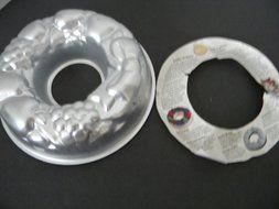 Wilton Della Robbia Wreath Cake Pan 2105-2018