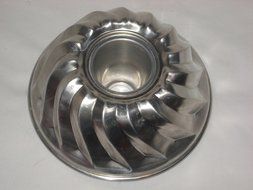 Vintage Heavy Aluminum 8 1/2 x 4 Inch Swirl Ring Bundt Cake Pan Jell-O Mold